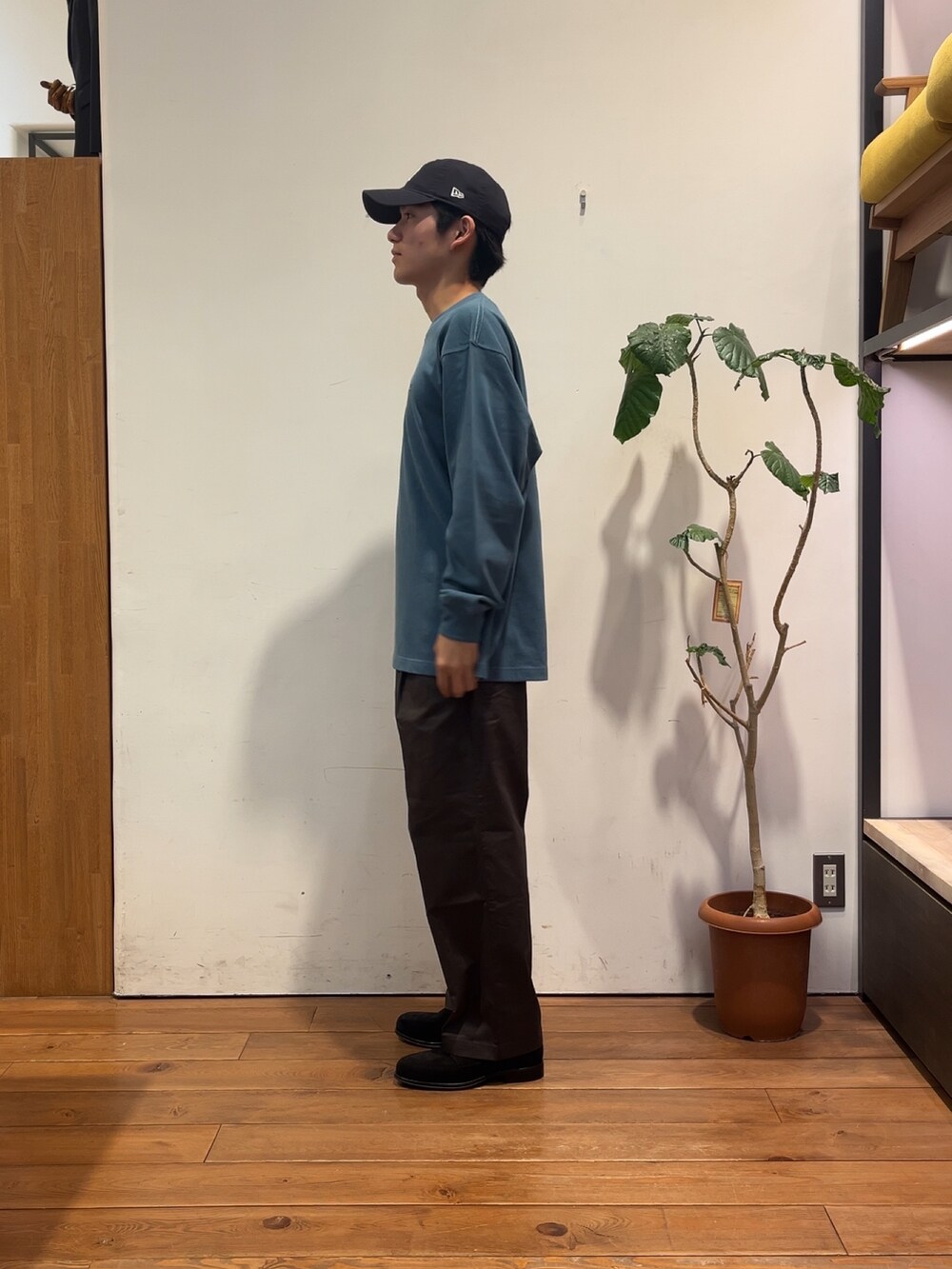 グレー系のその他パンツ、ブラック系のドレスシューズ、ブルー系のTシャツ/カットソーを着用したメンズの夏コーディネートの3枚目の写真