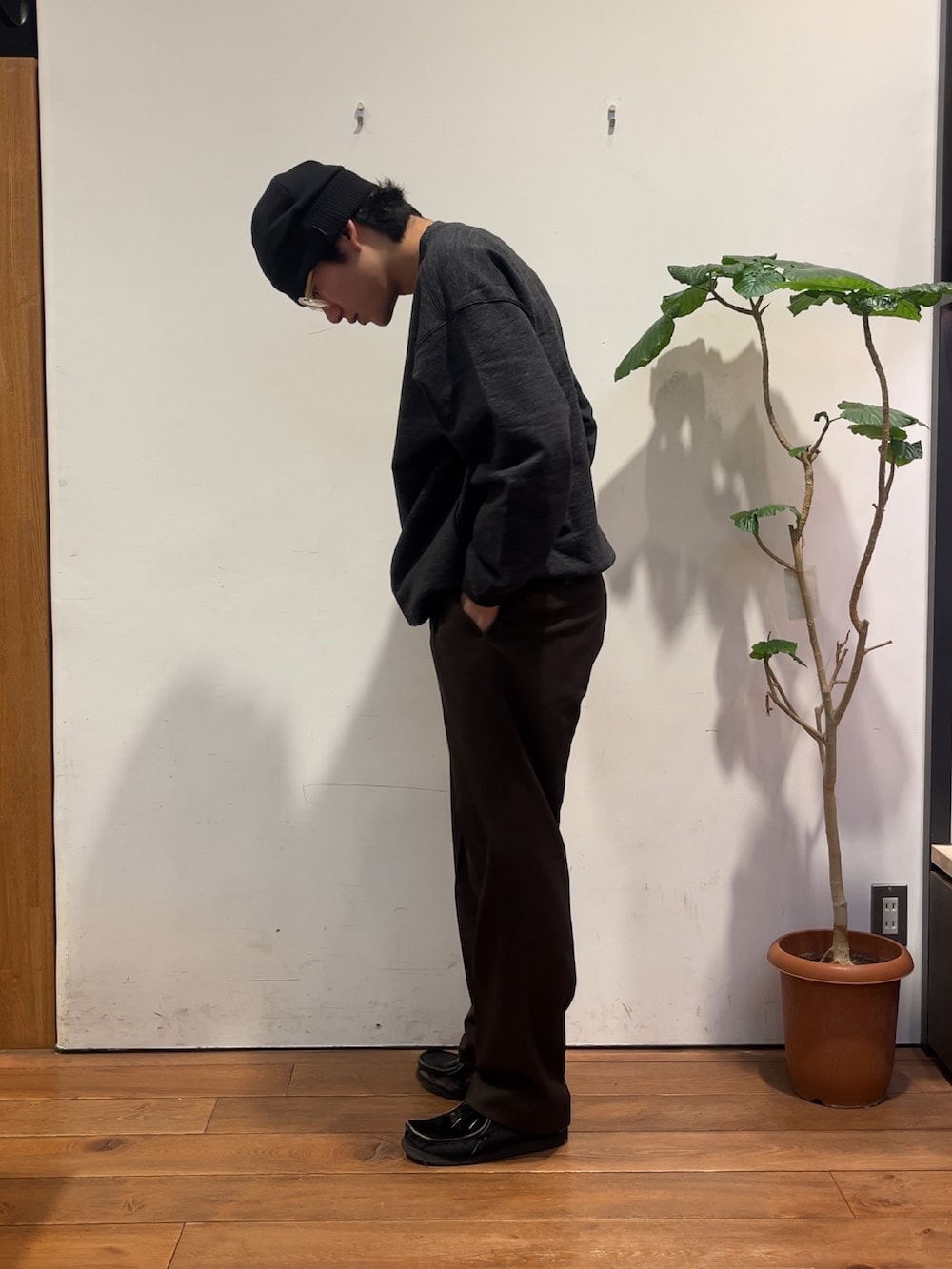 ブラック系のスウェット、ブラウン系のその他パンツ、ブラック系のニットキャップ/ビーニーを着用したメンズの秋コーディネートの2枚目の写真