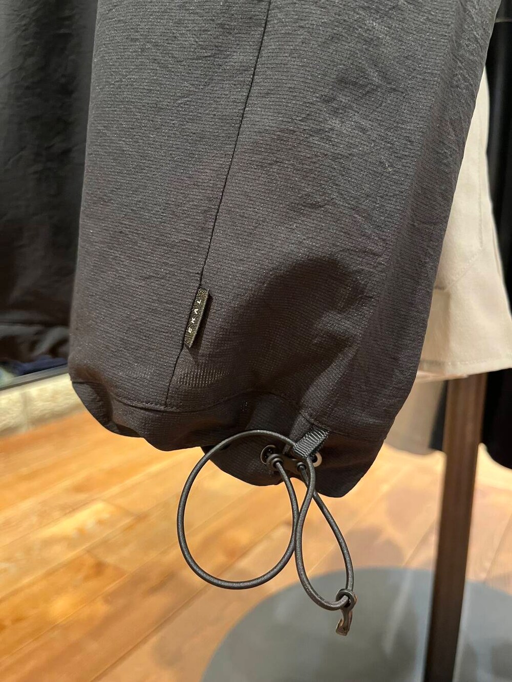 グリーン系のその他パンツ、ブラック系のTシャツ/カットソー、ブラック系のスニーカーを着用したメンズの夏コーディネートの5枚目の写真