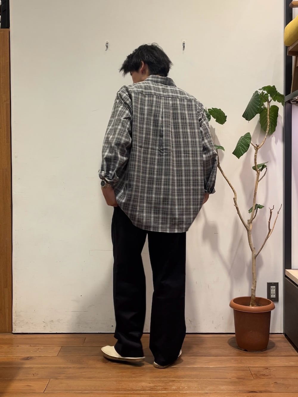その他のシャツ/ブラウス、ホワイト系のTシャツ/カットソー、ブルー系のその他パンツを着用したメンズの秋コーディネートの4枚目の写真