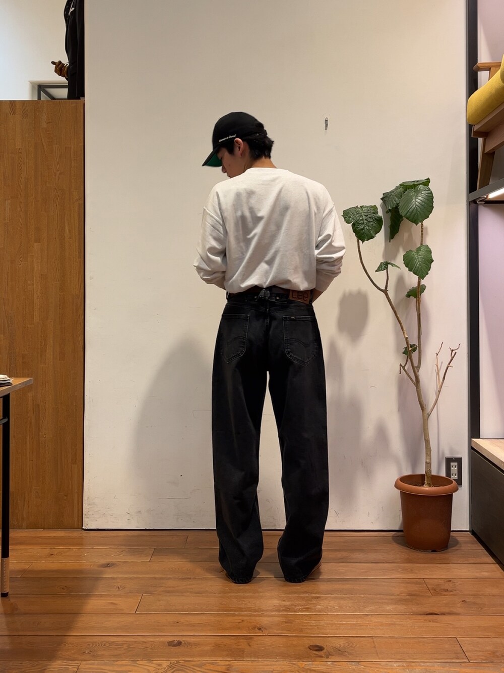 ベージュ系のスニーカー、ホワイト系のスウェット、ブラック系のキャップを着用したメンズの夏コーディネートの2枚目の写真