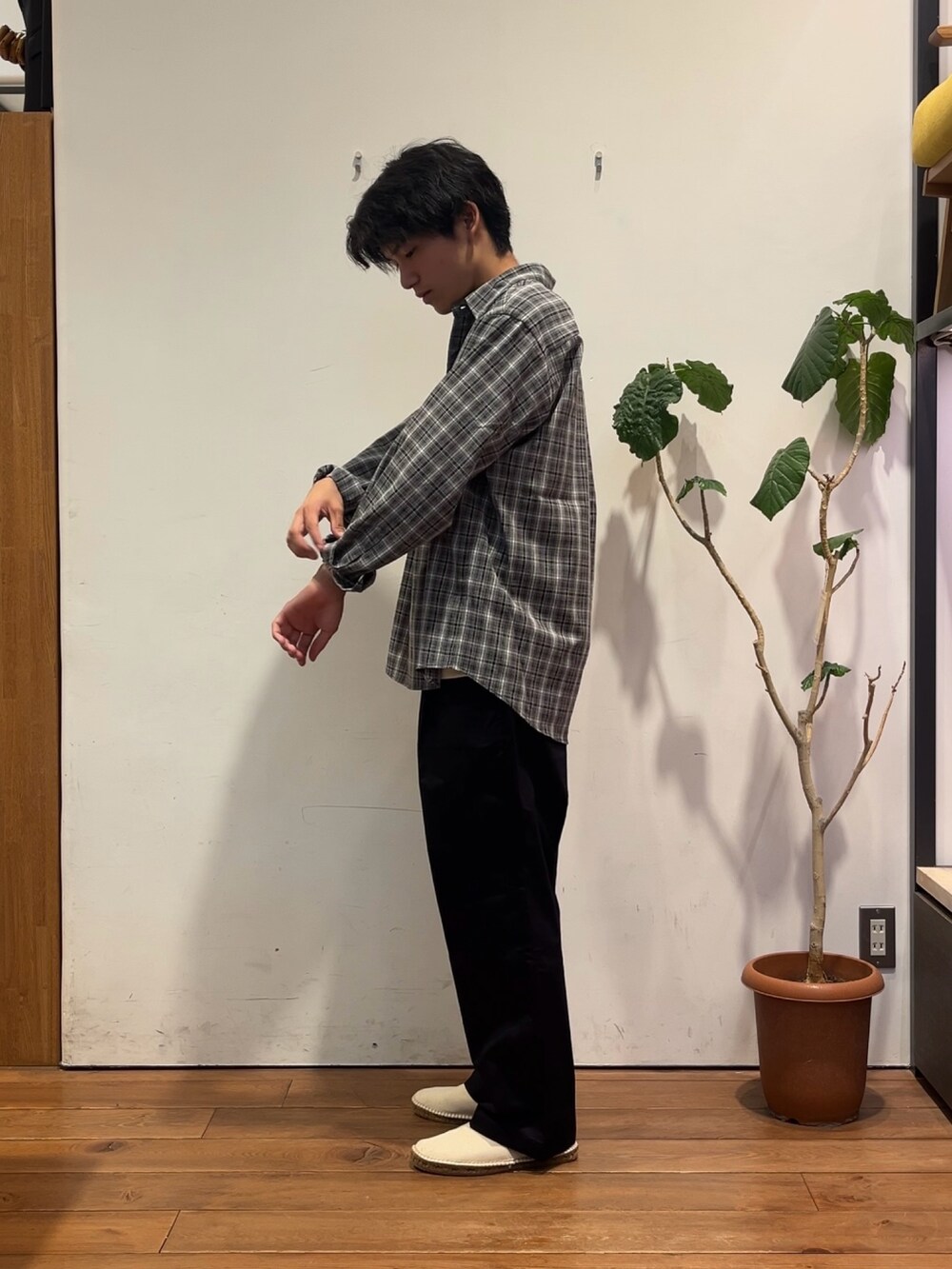 その他のシャツ/ブラウス、ホワイト系のTシャツ/カットソー、ブルー系のその他パンツを着用したメンズの秋コーディネートの2枚目の写真