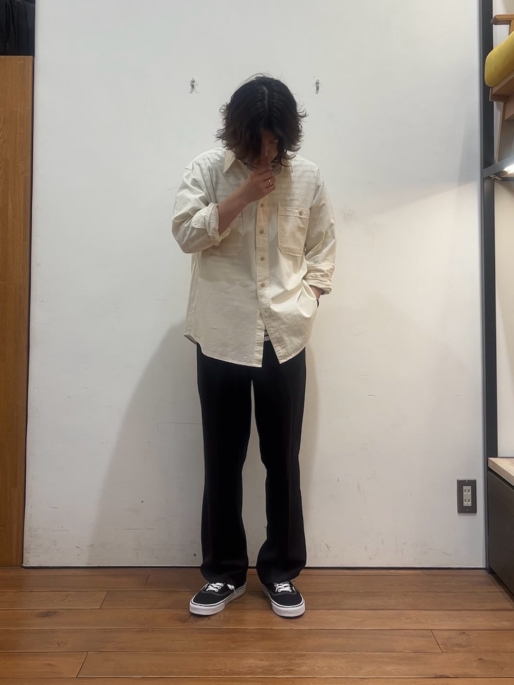 ブルー系のTシャツ/カットソー、ホワイト系のシャツ/ブラウス、ブラック系のその他パンツを着用したメンズの春コーディネートの4枚目の写真