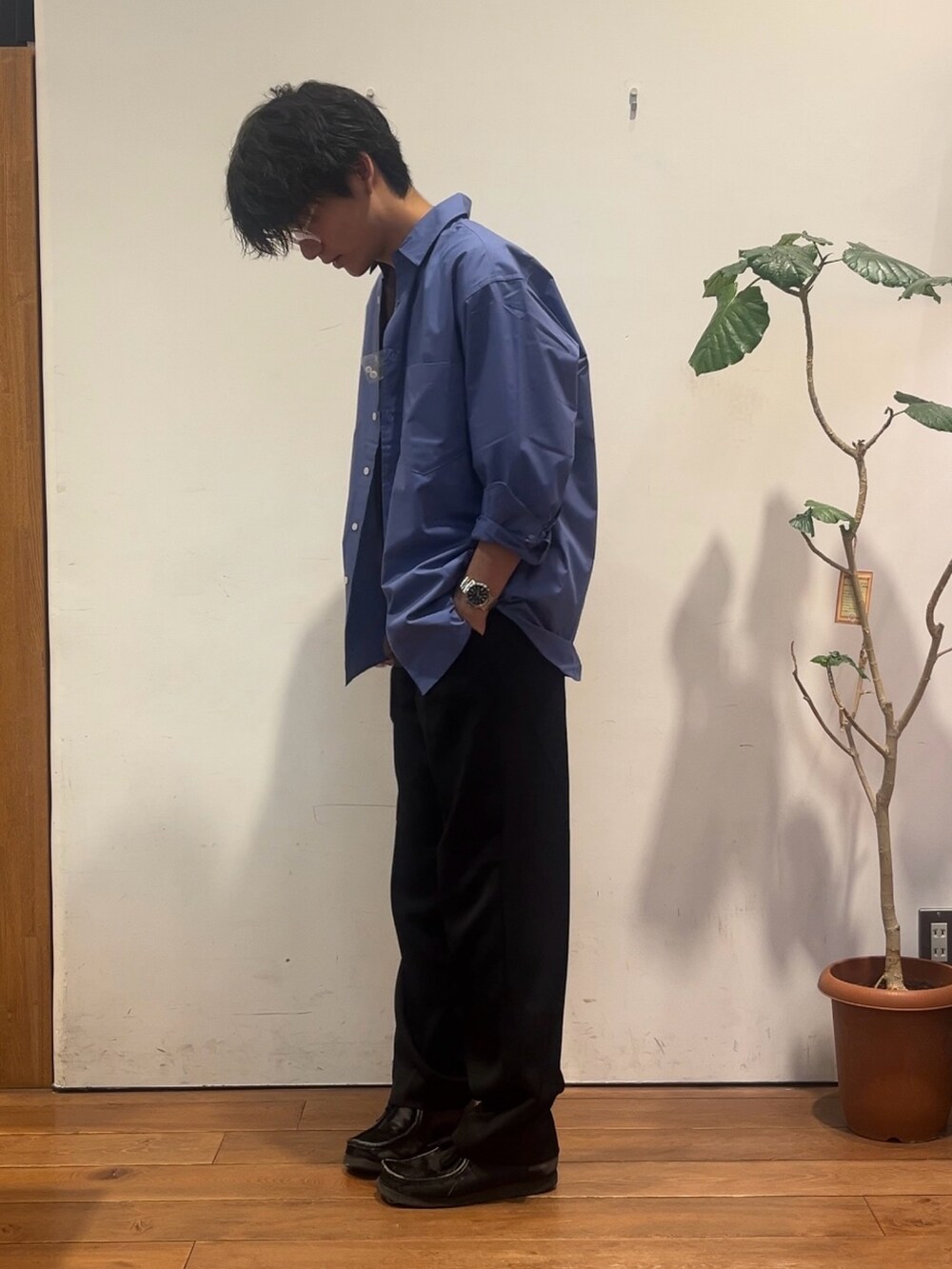 ブルー系のシャツ/ブラウス、ブラウン系のTシャツ/カットソー、ブラック系のその他パンツを着用したメンズの秋コーディネートの2枚目の写真