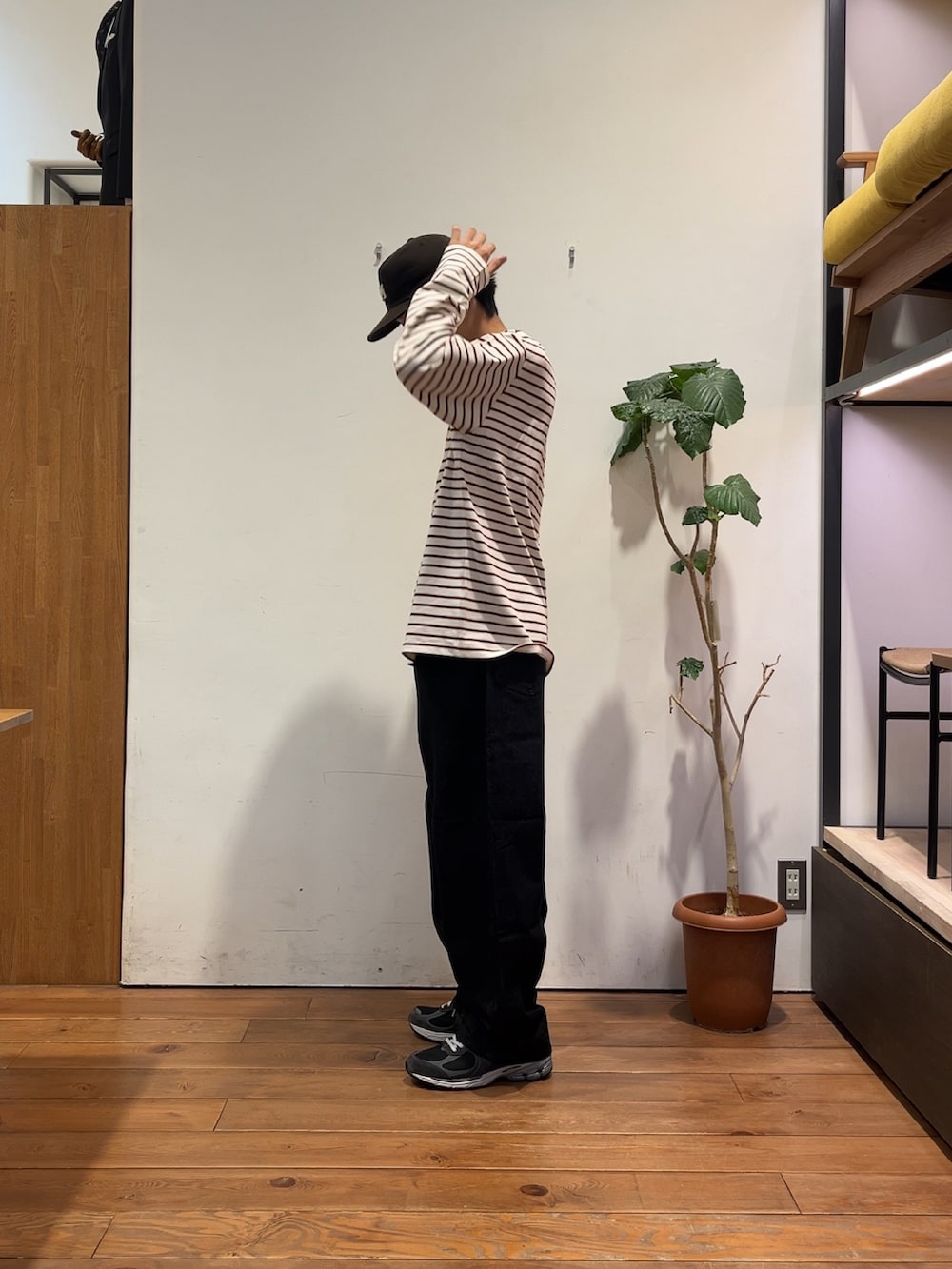 レッド系のTシャツ/カットソー、ブラック系のデニムジャケット、ブラック系のスニーカーを着用したメンズの夏コーディネートの3枚目の写真