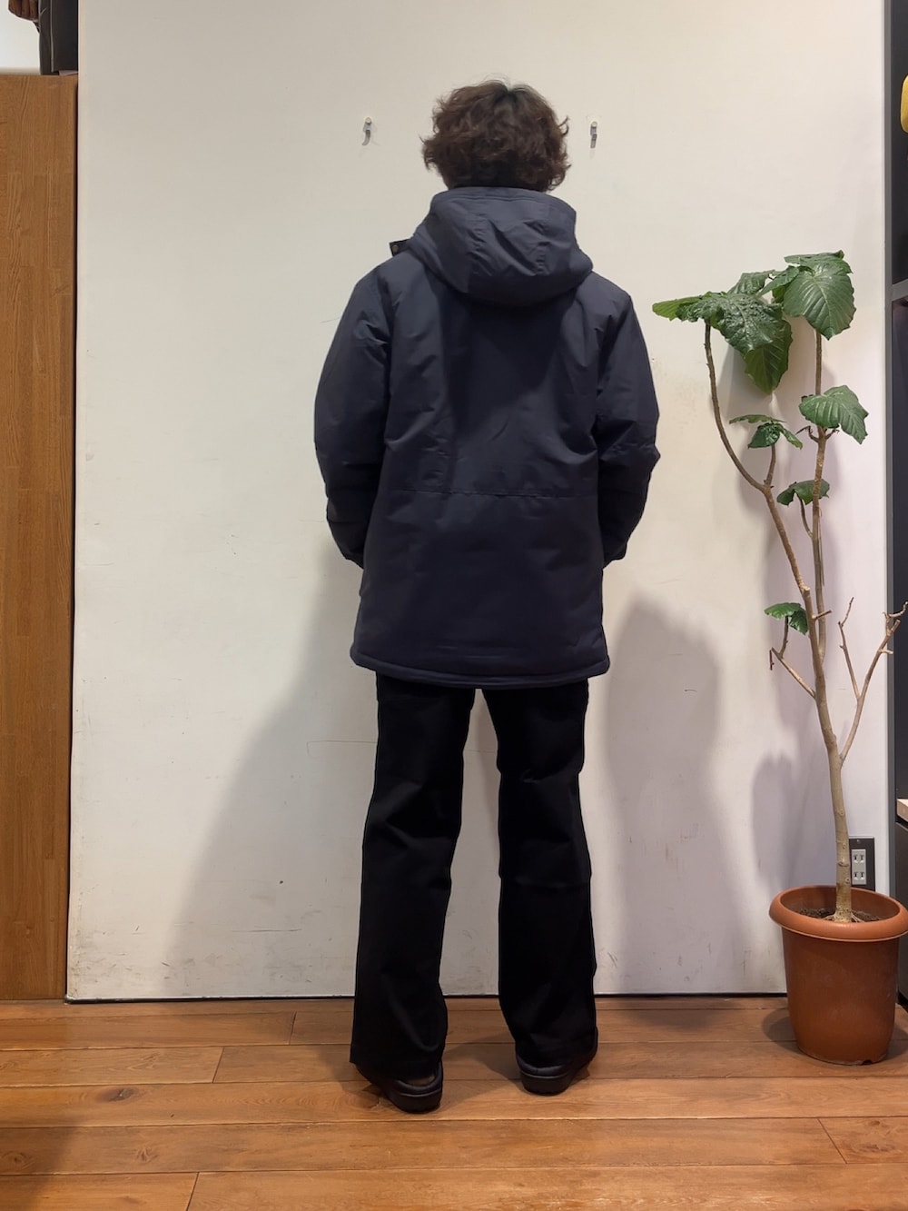 パープル系のスウェット、ブルー系のテーラードジャケット、ブラック系のその他パンツを着用したメンズの秋コーディネートの3枚目の写真