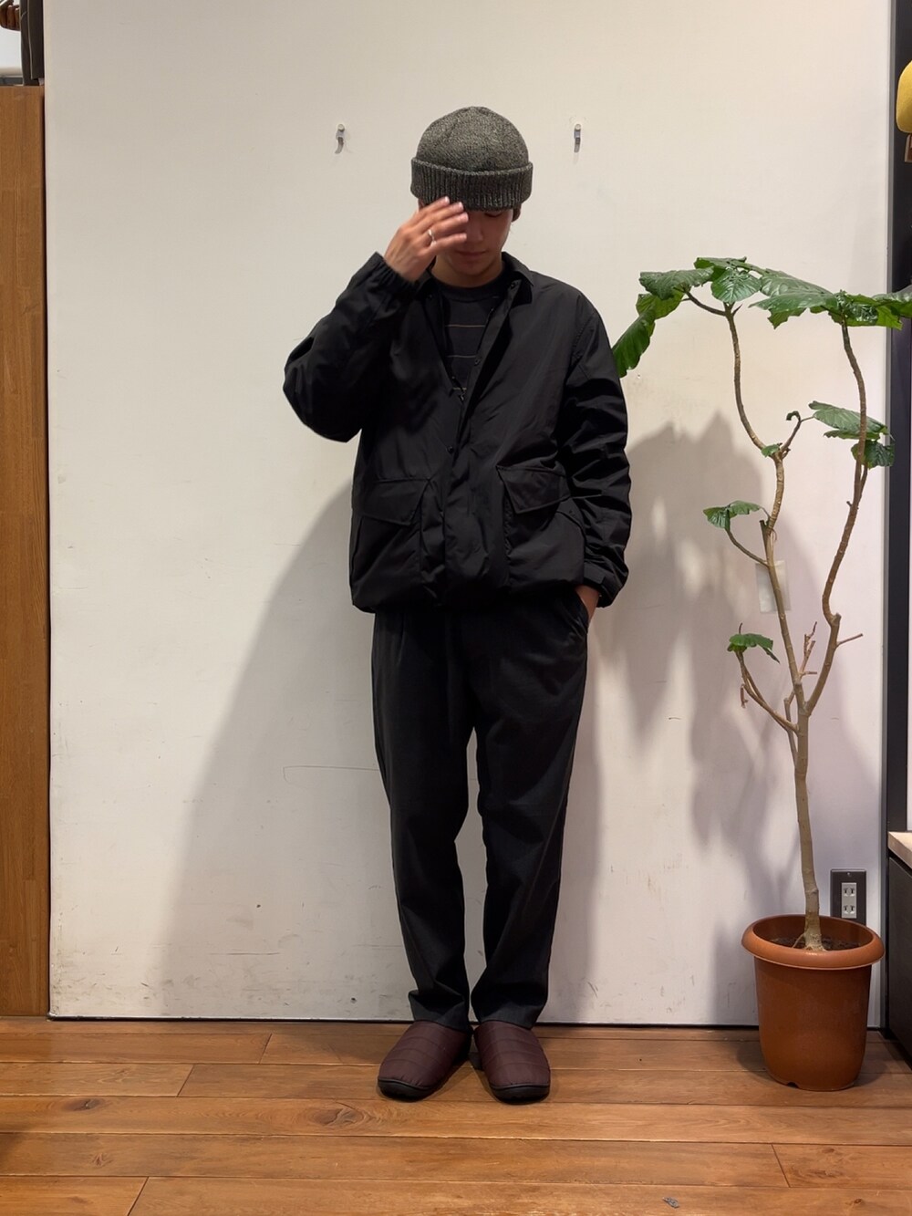 グレー系のニット/セーター、ブラック系のナイロンジャケット、グレー系のその他パンツを着用したメンズの秋コーディネートの5枚目の写真