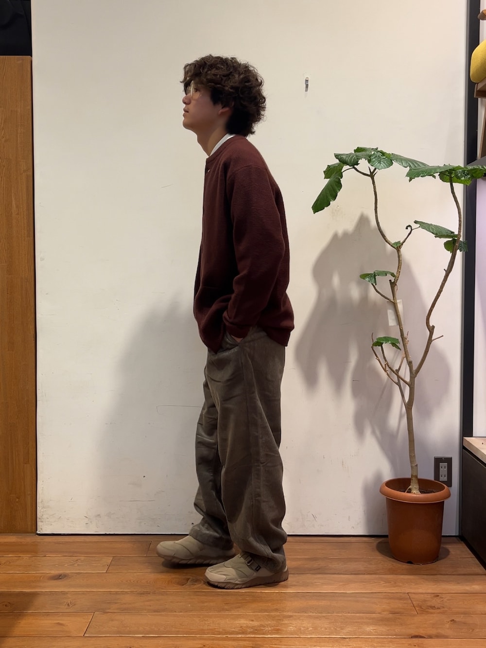 ホワイト系のTシャツ/カットソー、ブラック系のその他アウター、ブラウン系のその他パンツを着用したメンズの秋コーディネートの2枚目の写真