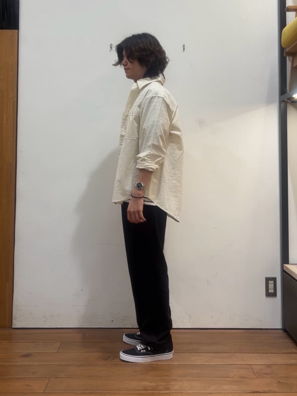 ブルー系のTシャツ/カットソー、ホワイト系のシャツ/ブラウス、ブラック系のその他パンツを着用したメンズの春コーディネートの2枚目の写真