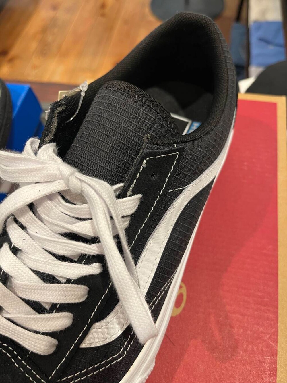 グリーン系のその他パンツ、ブラック系のTシャツ/カットソー、ブラック系のスニーカーを着用したメンズの夏コーディネートの8枚目の写真