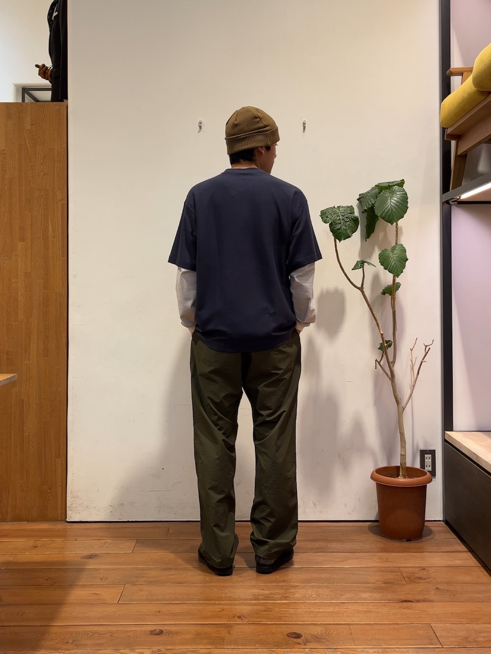 ホワイト系のTシャツ/カットソー、ブラウン系のニットキャップ/ビーニーを着用したメンズの夏コーディネートの3枚目の写真