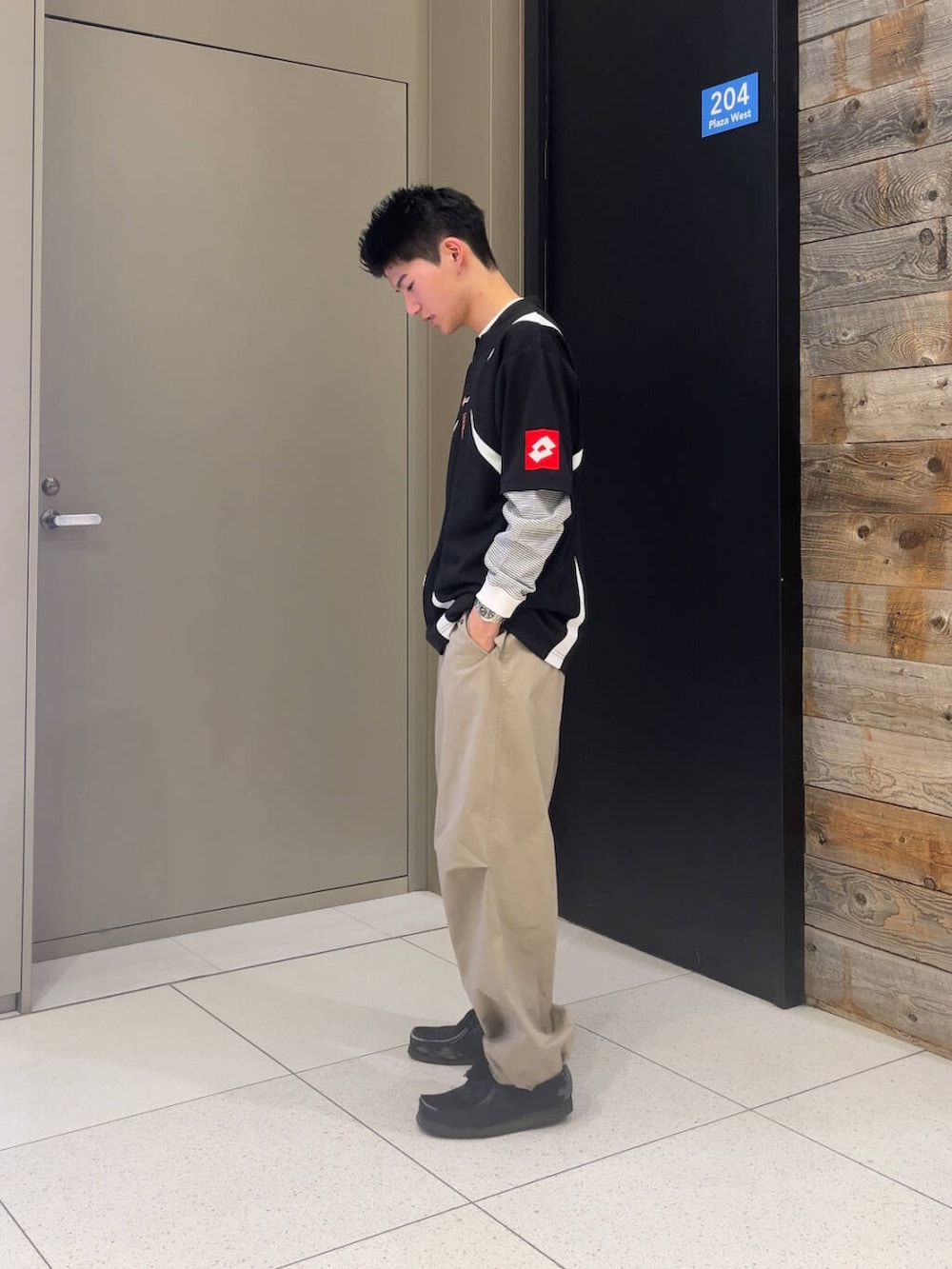 ホワイト系のTシャツ/カットソー、ベージュ系のその他パンツ、ブラック系のTシャツ/カットソーを着用したメンズの春コーディネートの2枚目の写真