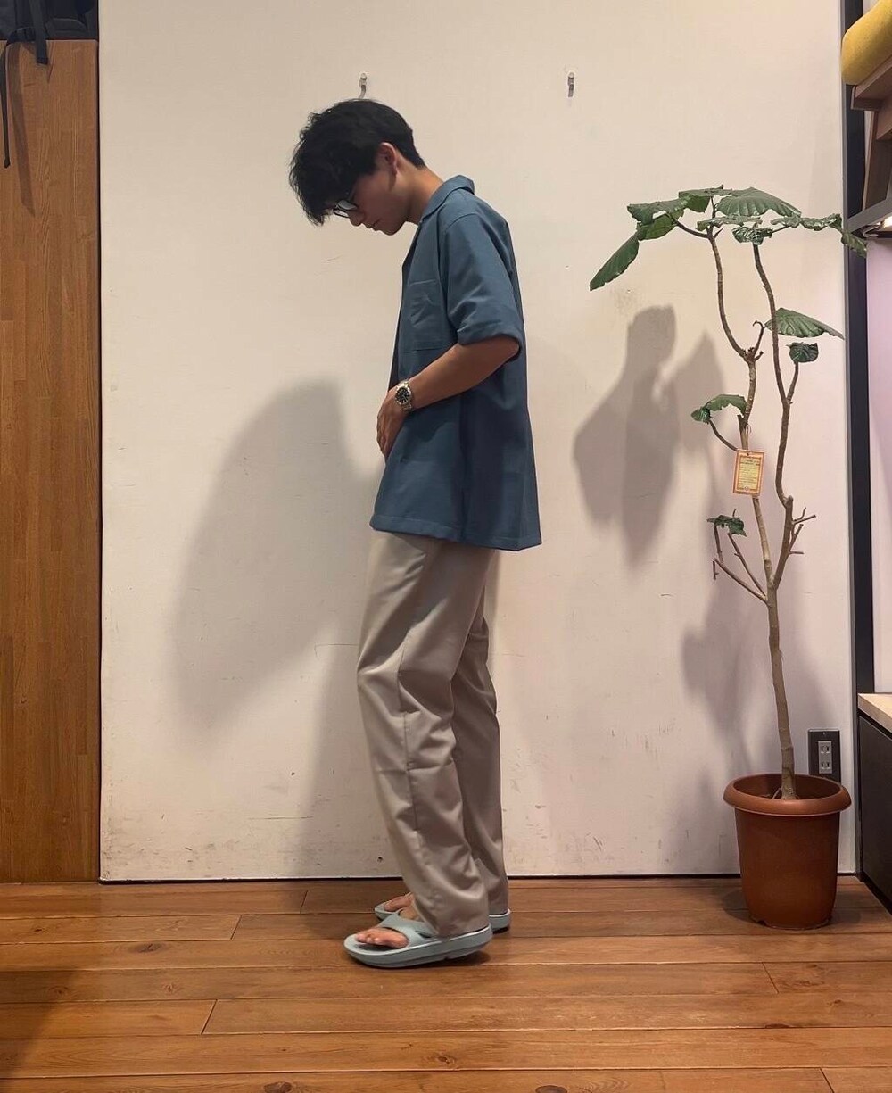 ブルー系のサンダル、グレー系のTシャツ/カットソー、ベージュ系のその他パンツを着用したメンズの夏コーディネートの2枚目の写真