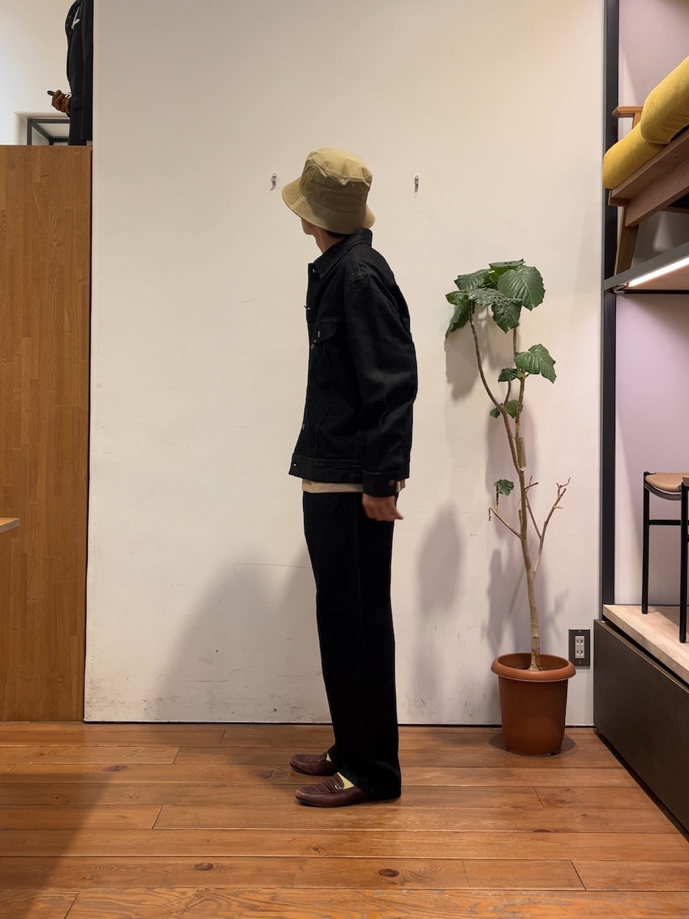 ブラック系のデニムジャケット、ベージュ系のTシャツ/カットソー、ブラック系のデニムパンツを着用したメンズの夏コーディネートの2枚目の写真