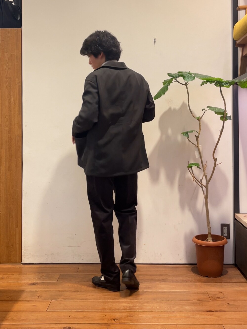 その他のシャツ/ブラウス、その他のネクタイ、グレー系のその他アウターを着用したメンズの秋コーディネートの3枚目の写真