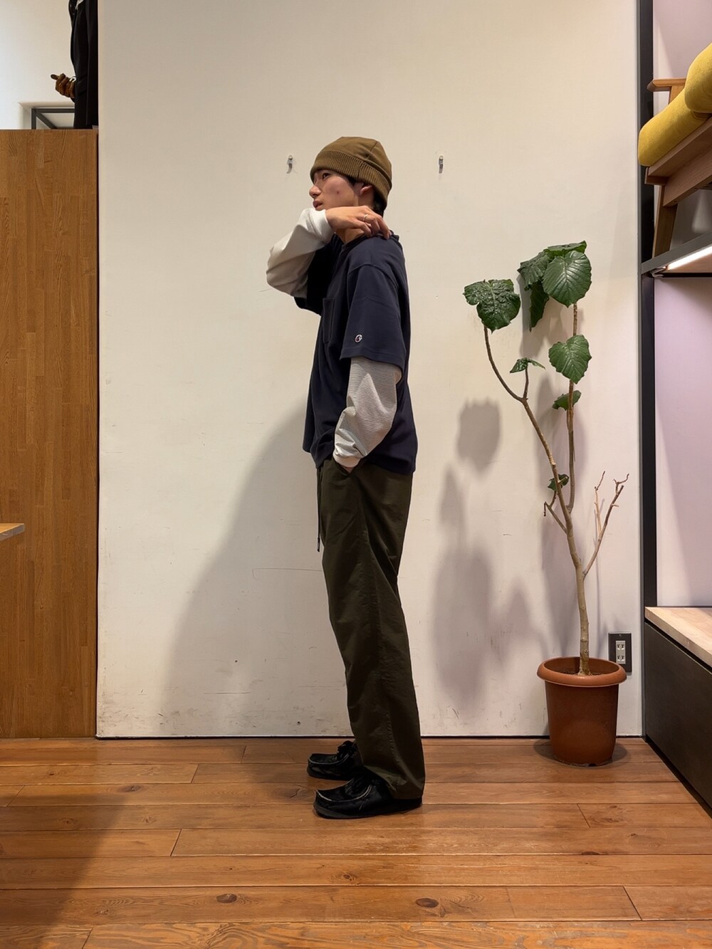 ホワイト系のTシャツ/カットソー、ブラウン系のニットキャップ/ビーニーを着用したメンズの夏コーディネートの2枚目の写真