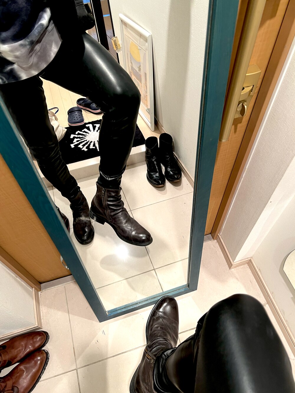 ブルー系のパーカー、ブラック系のその他パンツを着用したメンズの春コーディネートの2枚目の写真