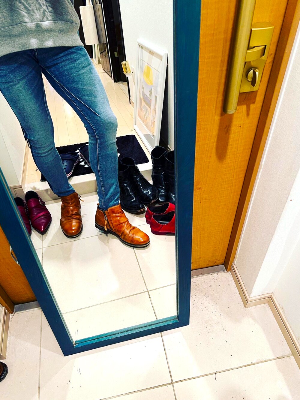 ブルー系のデニムパンツを着用したメンズの春コーディネートの3枚目の写真