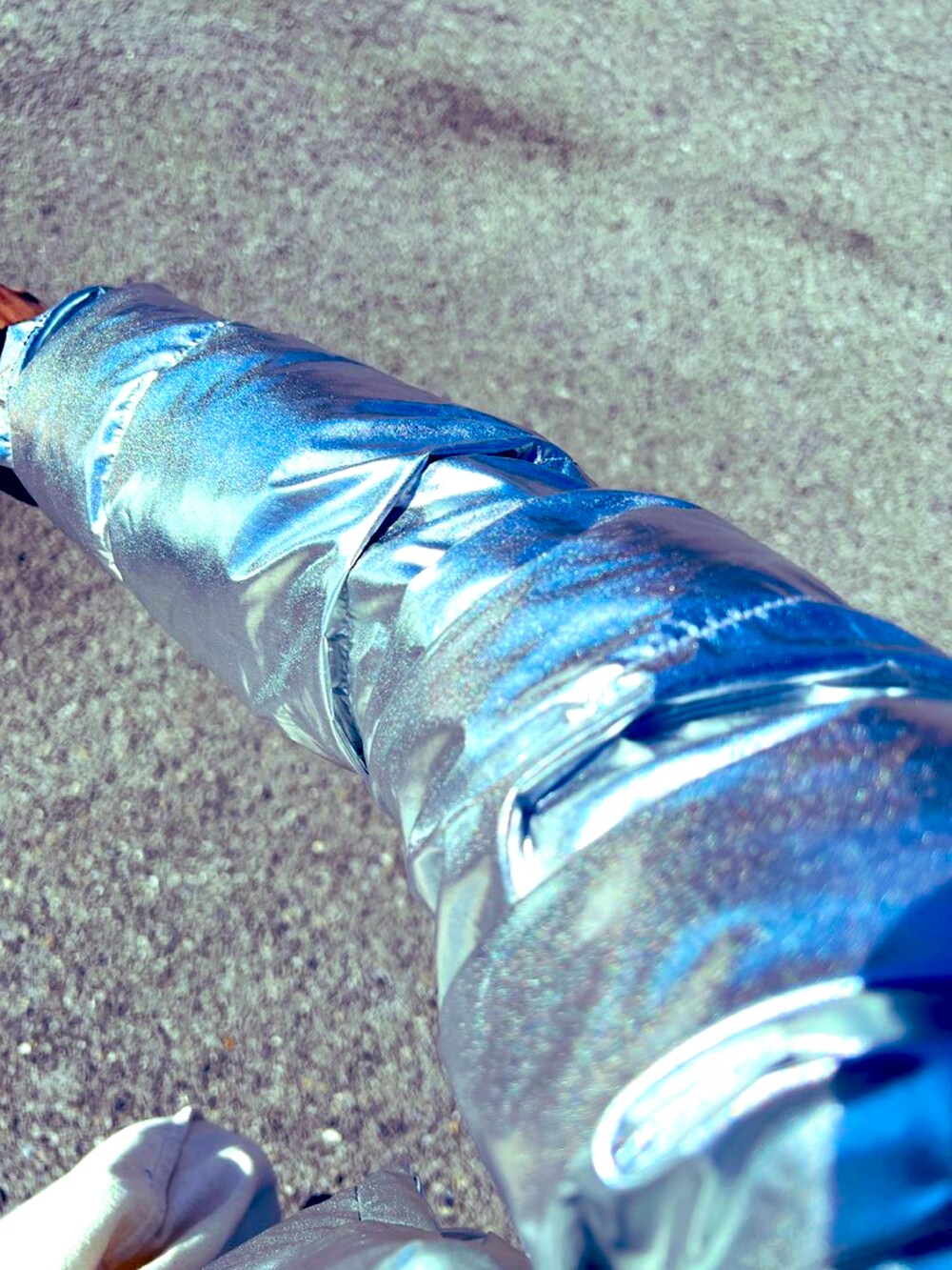 シルバー系のダウンジャケット/コート、ブラック系のデニムパンツを着用したメンズの冬コーディネートの2枚目の写真