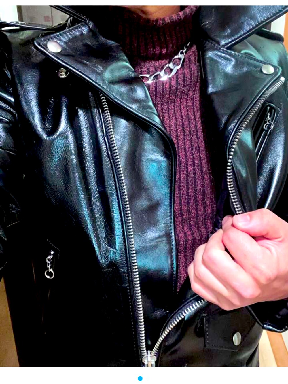 ブラック系のライダースジャケットを着用したメンズの冬コーディネートの3枚目の写真