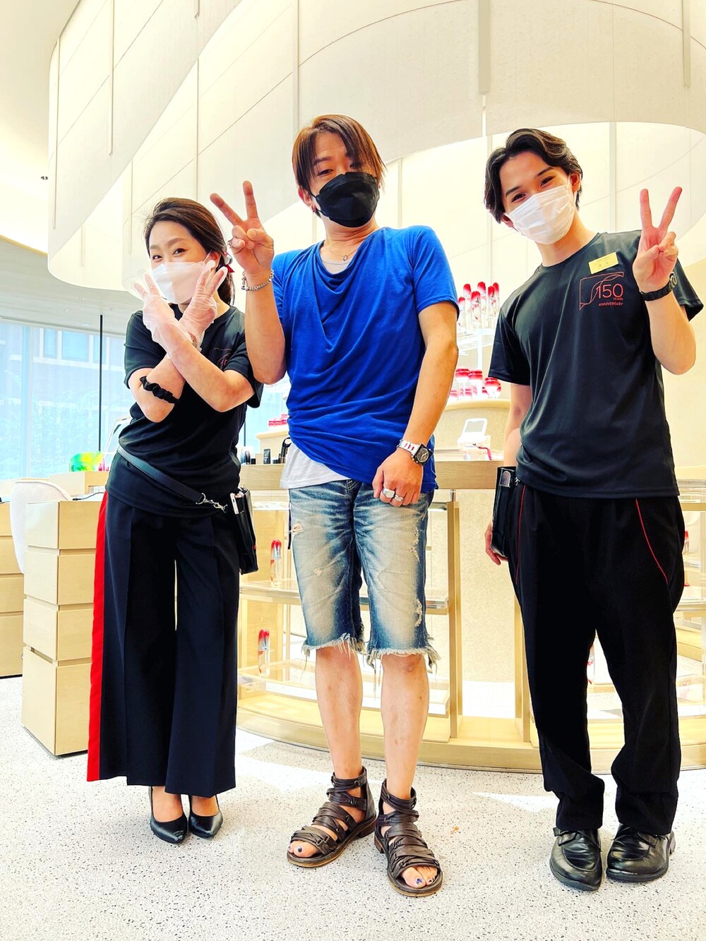 ブルー系のTシャツ/カットソー、ブルー系のデニムパンツを着用したメンズの夏コーディネートの2枚目の写真