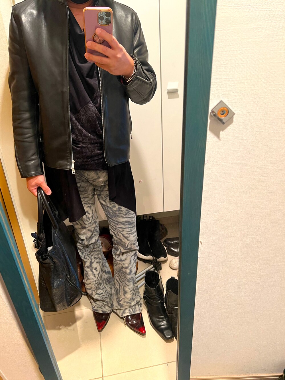 ブラック系のトートバッグを着用したメンズの春コーディネートの3枚目の写真