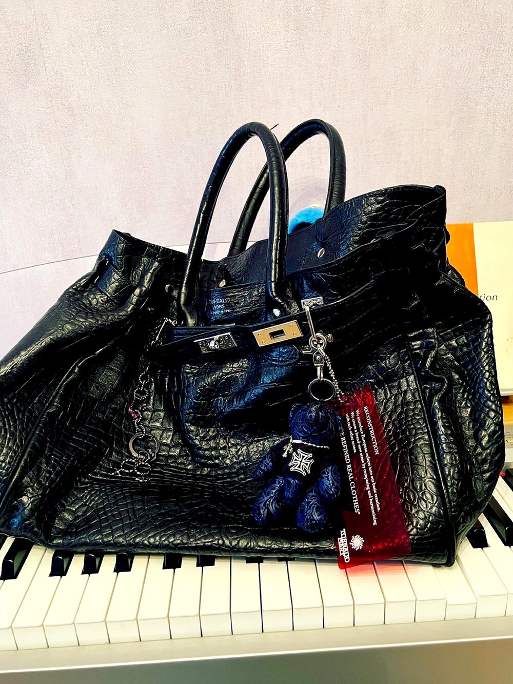 グレー系のチャームを着用したメンズの春コーディネートの3枚目の写真