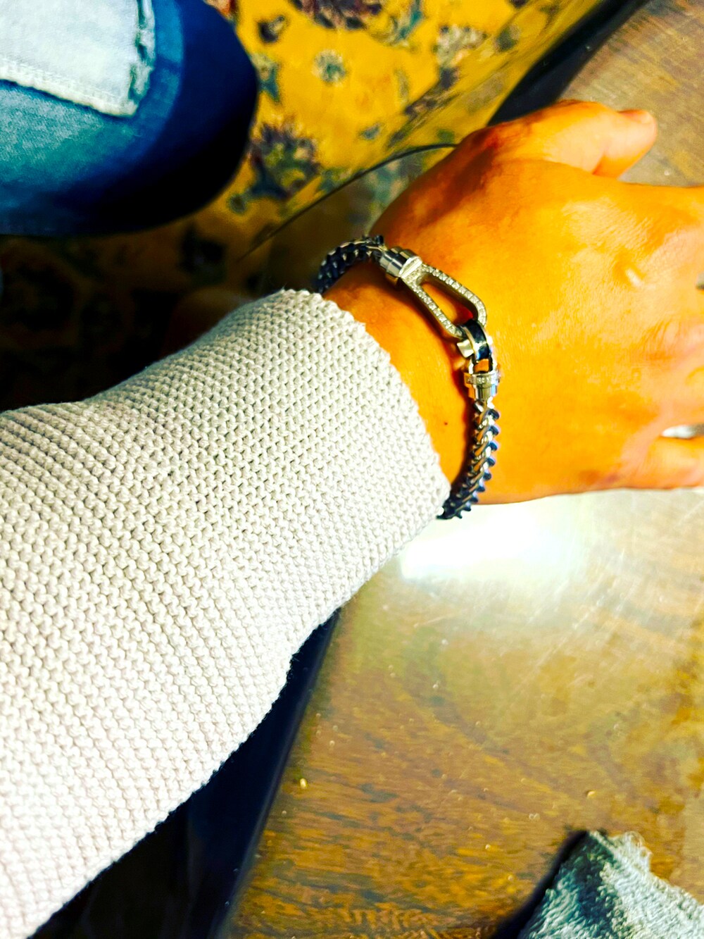 グレー系のトレンチコート、ブラック系のトートバッグ、ブルー系のデニムパンツを着用したメンズの冬コーディネートの2枚目の写真