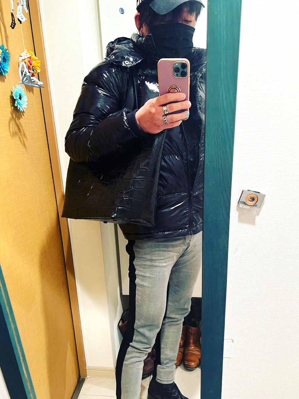 ブラック系のトートバッグを着用したメンズの春コーディネートの2枚目の写真