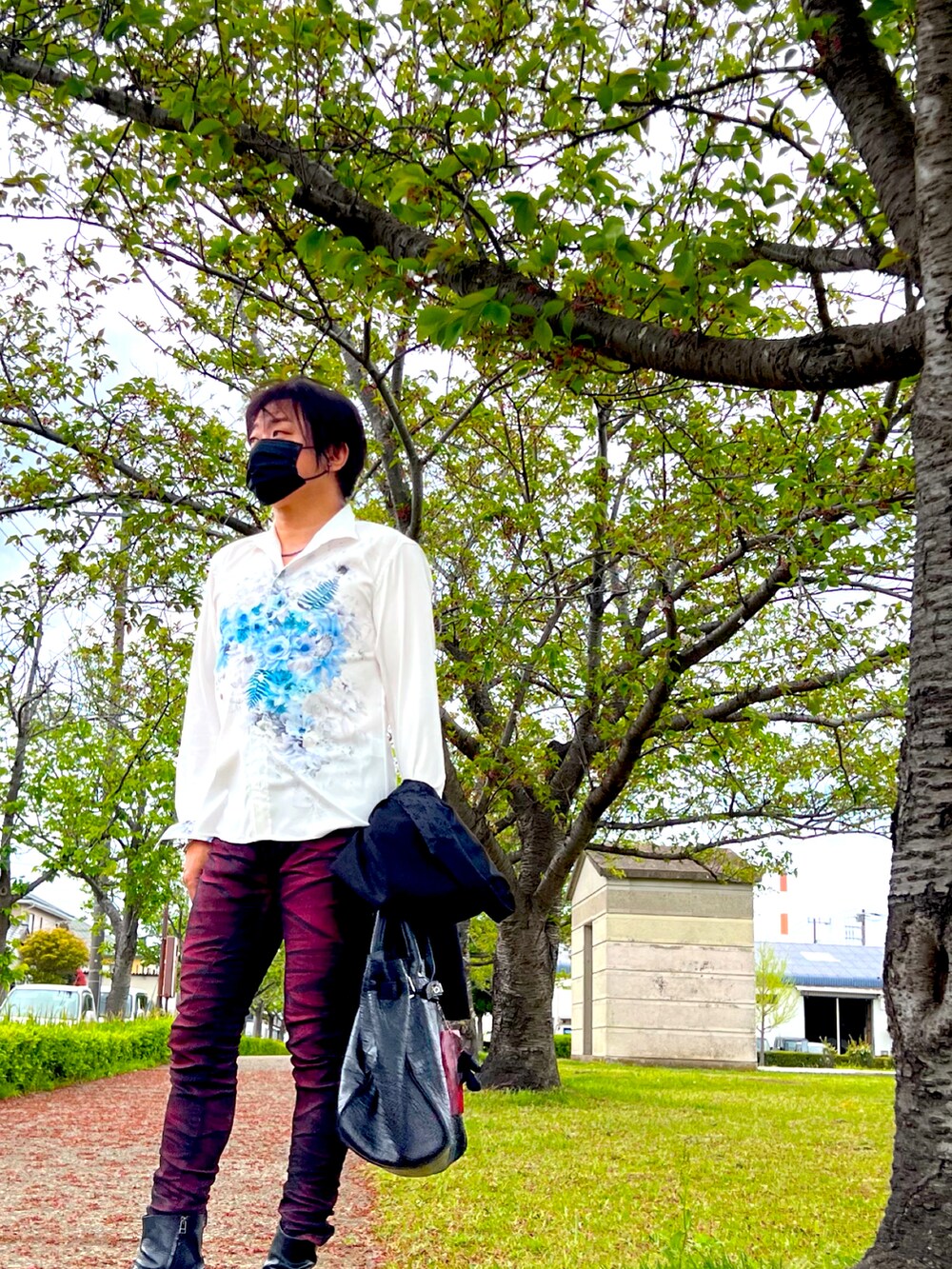 ブルー系のシャツ/ブラウス、ブラック系のテーラードジャケット、ブラック系のトートバッグを着用したメンズの春コーディネートの2枚目の写真