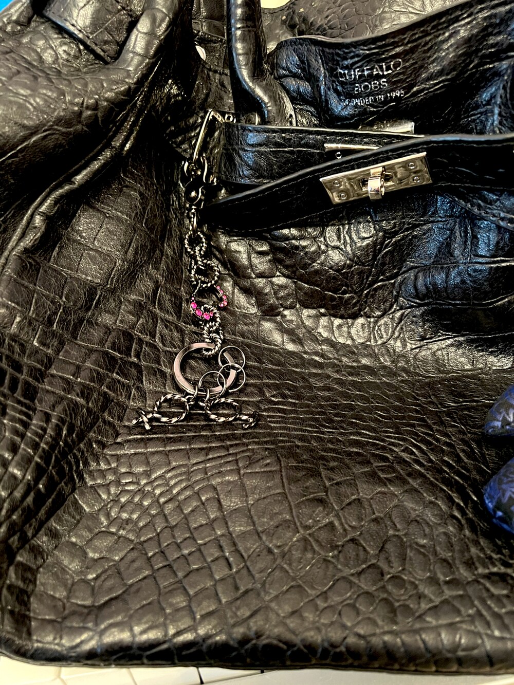 グレー系のチャームを着用したメンズの春コーディネートの2枚目の写真