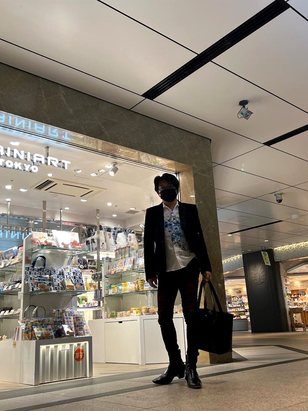 ブラック系のトートバッグを着用したメンズの春コーディネートの2枚目の写真