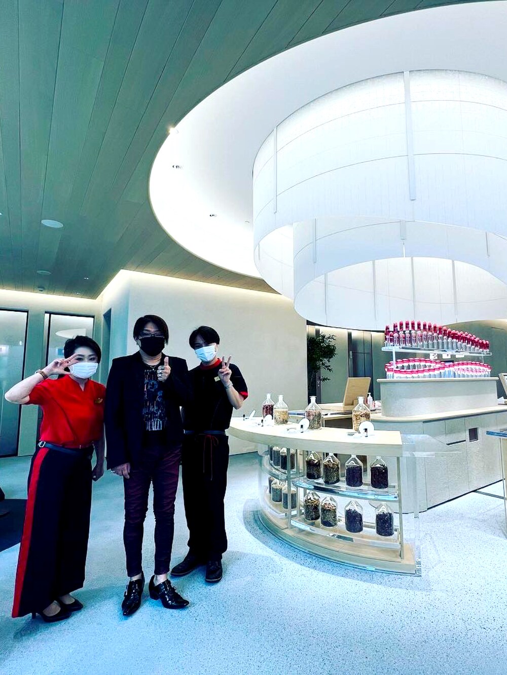 ブラック系のテーラードジャケットを着用したメンズの夏コーディネートの2枚目の写真