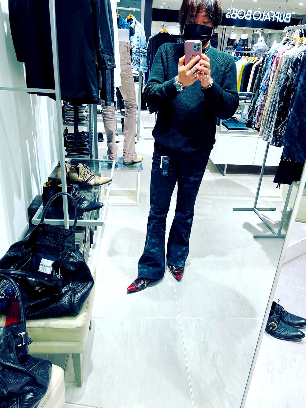 ブルー系のデニムパンツを着用したメンズの春コーディネートの2枚目の写真