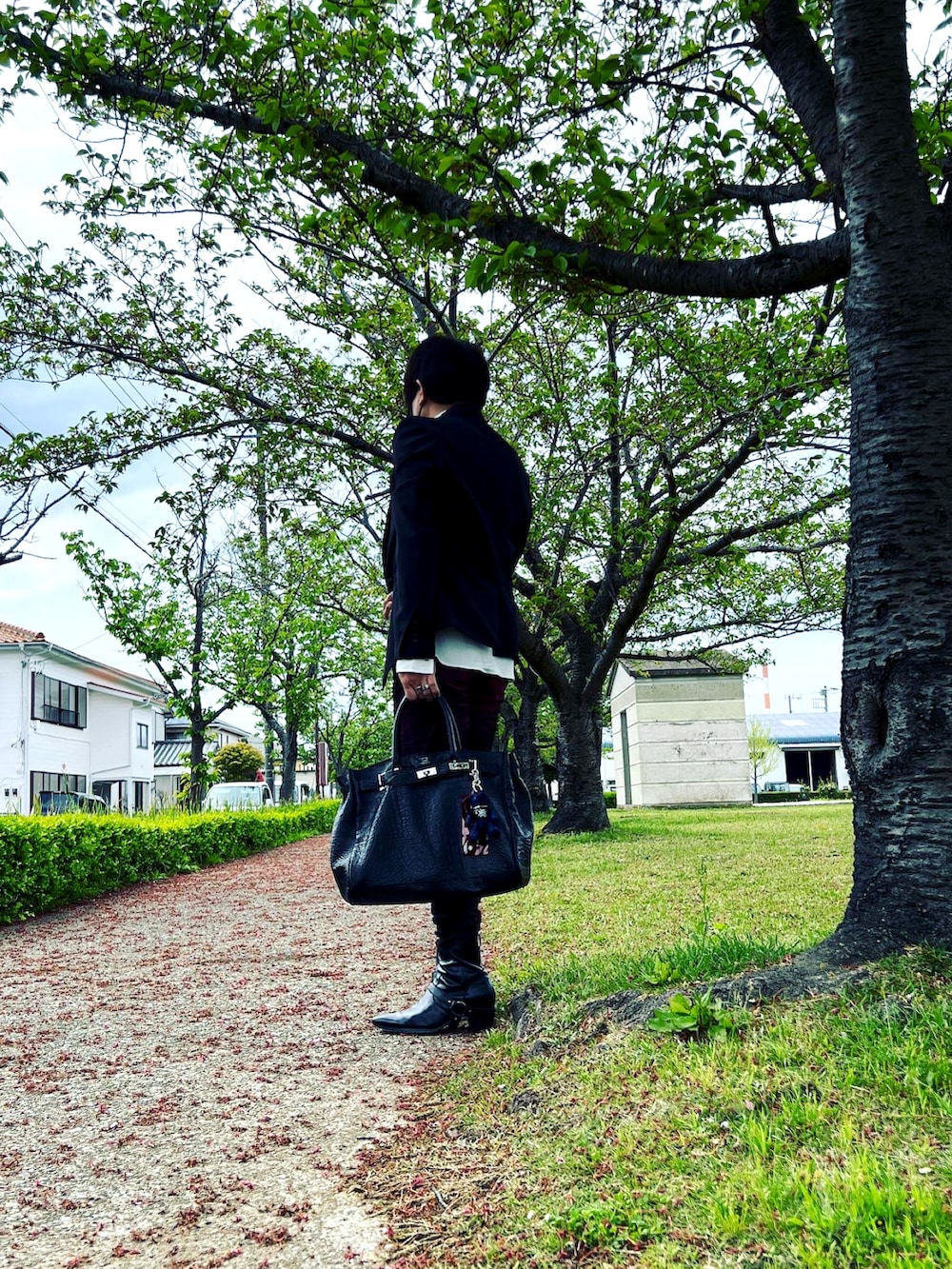 ブルー系のシャツ/ブラウス、ブラック系のテーラードジャケット、ブラック系のトートバッグを着用したメンズの春コーディネートの3枚目の写真