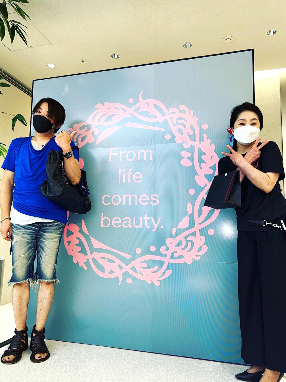 ブルー系のTシャツ/カットソー、ブルー系のデニムパンツを着用したメンズの夏コーディネートの4枚目の写真