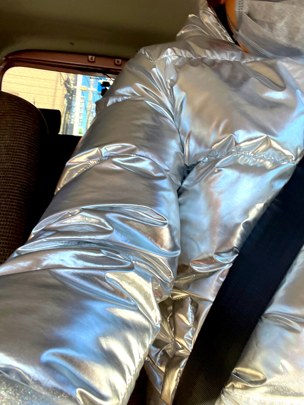 シルバー系のダウンジャケット/コート、ブラック系のデニムパンツを着用したメンズの冬コーディネートの3枚目の写真