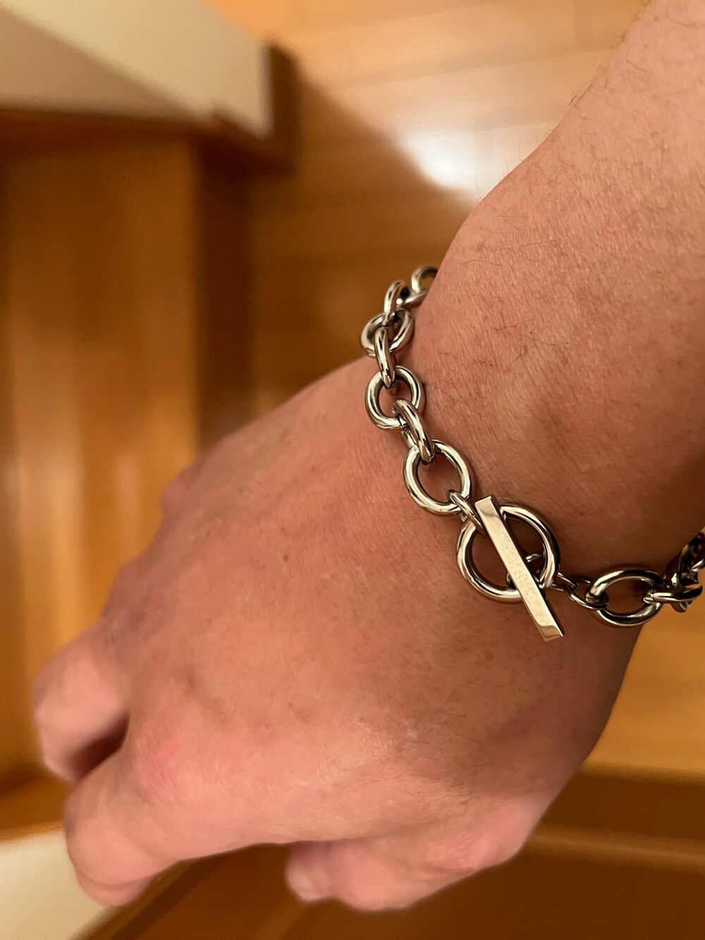 シルバー系のリングを着用したメンズの春コーディネートの4枚目の写真