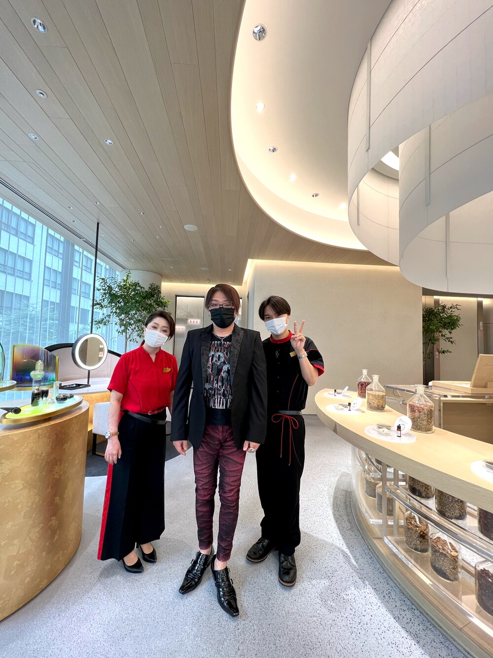 レッド系のデニムパンツ、ブラック系のテーラードジャケットを着用したメンズの夏コーディネートの2枚目の写真