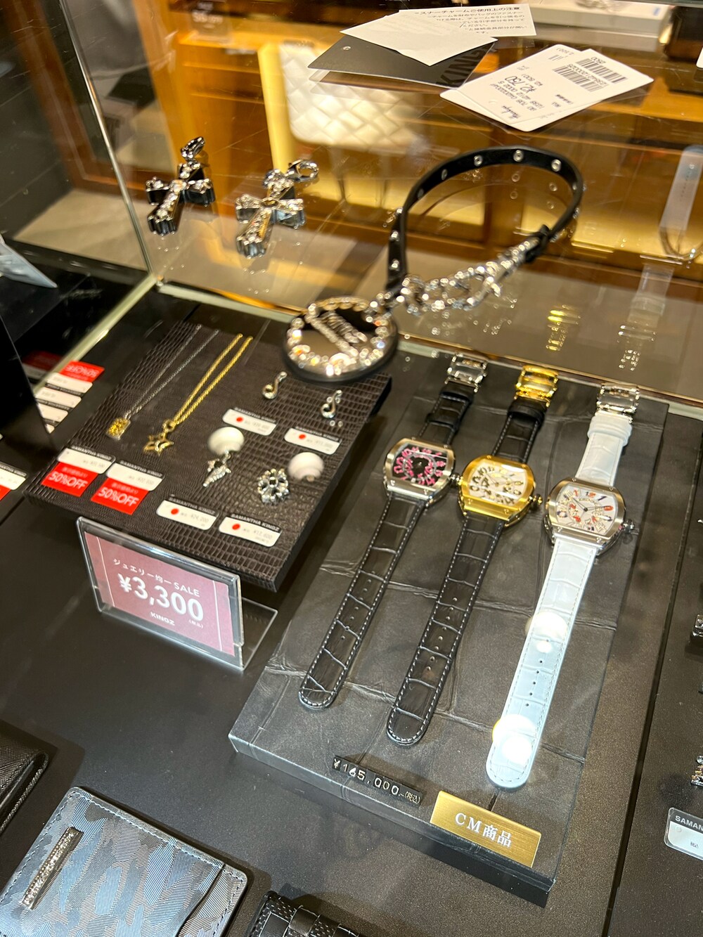 ブラック系のトートバッグを着用したメンズの春コーディネートの3枚目の写真