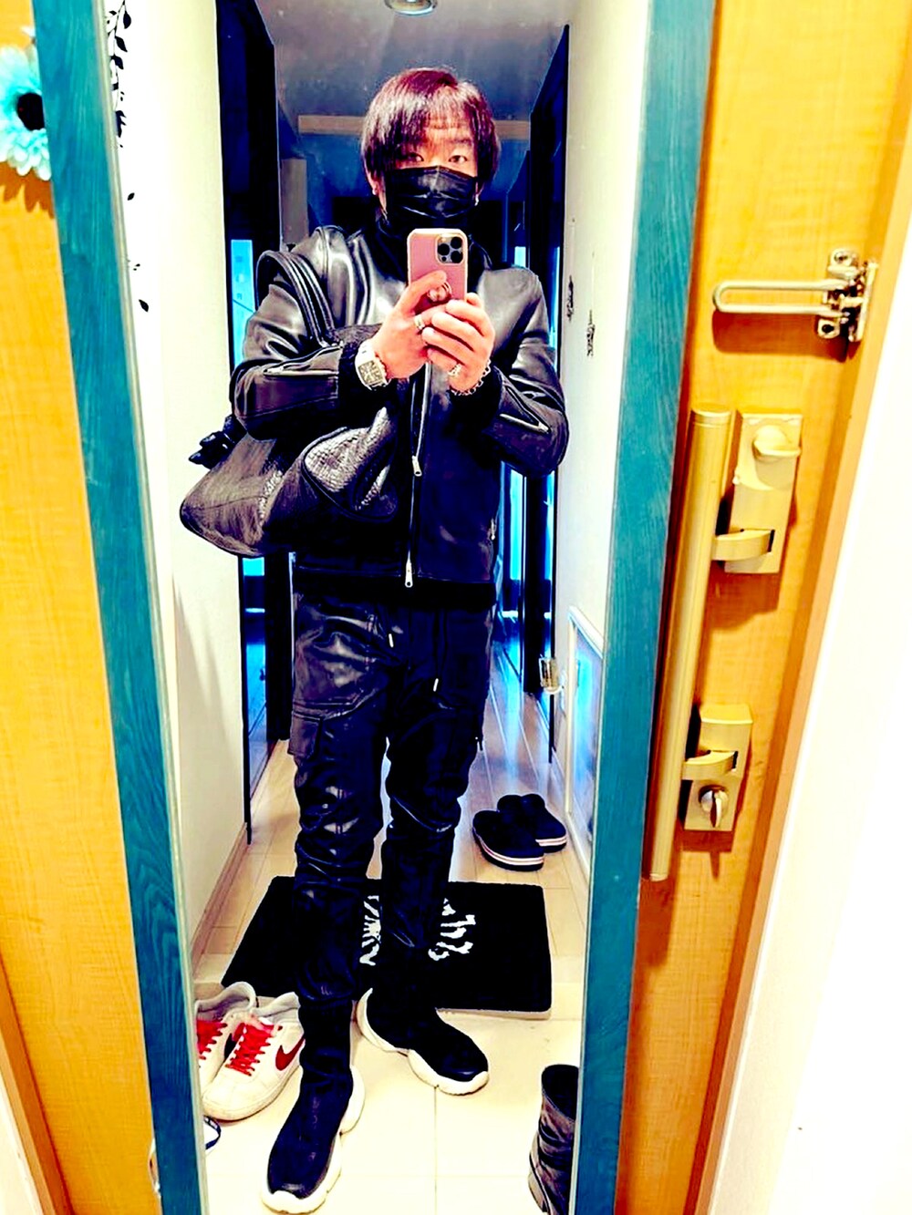 ブラック系のライダースジャケット、ブラック系のニット/セーター、ホワイト系のネックレスを着用したメンズの冬コーディネートの2枚目の写真