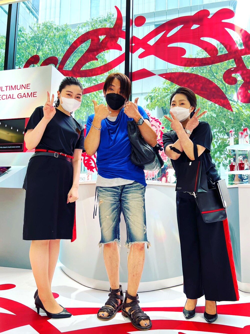 ブルー系のTシャツ/カットソー、ブルー系のデニムパンツを着用したメンズの夏コーディネートの3枚目の写真