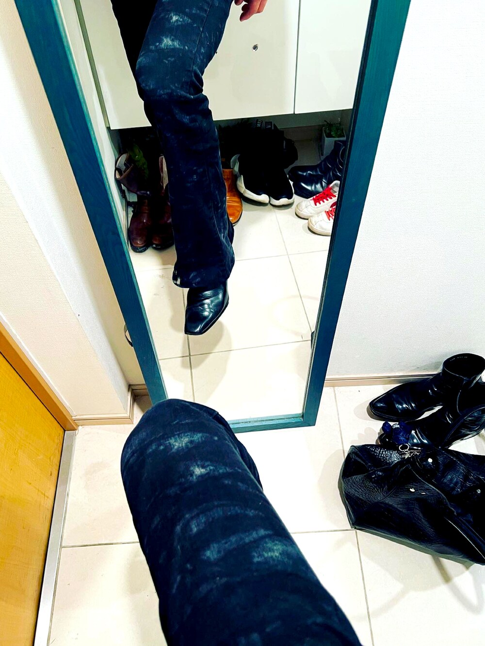 ブルー系のデニムパンツ、ブラック系のライダースジャケットを着用したメンズの春コーディネートの3枚目の写真