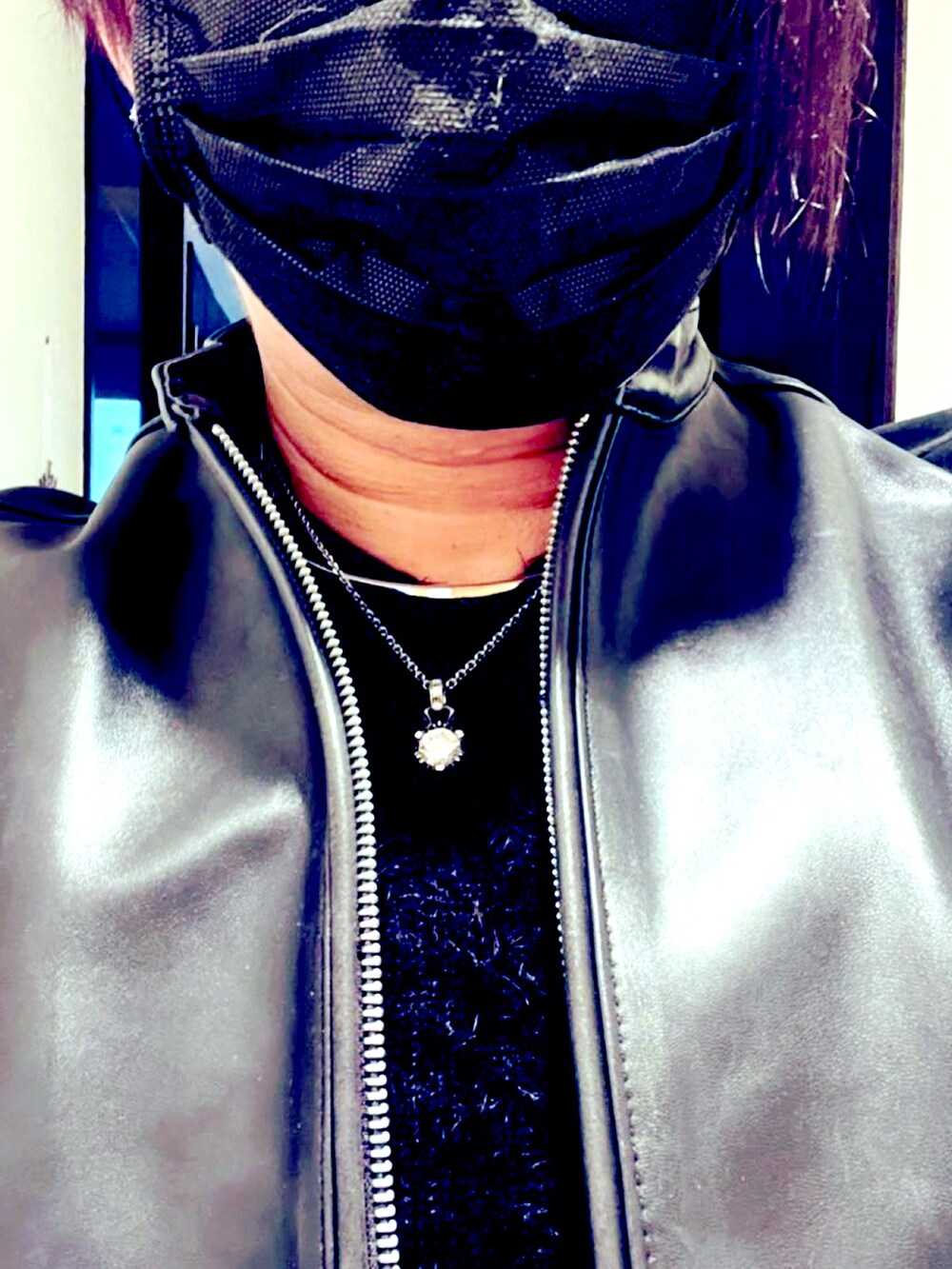 ブラック系のライダースジャケット、ブラック系のニット/セーター、ホワイト系のネックレスを着用したメンズの冬コーディネートの3枚目の写真