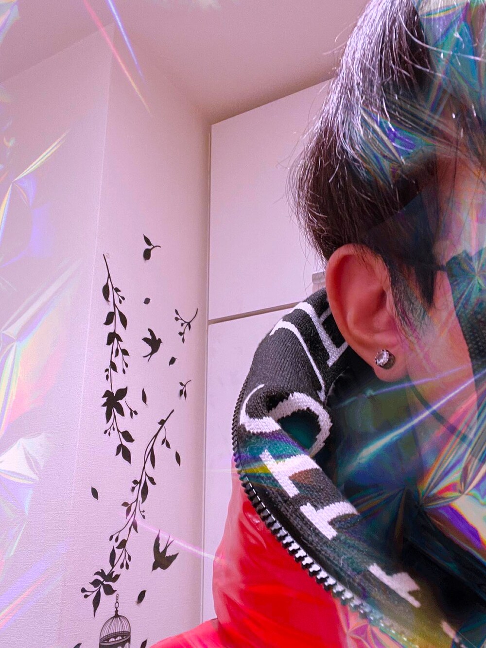 レッド系のダウンジャケット/コートを着用したメンズの冬コーディネートの2枚目の写真