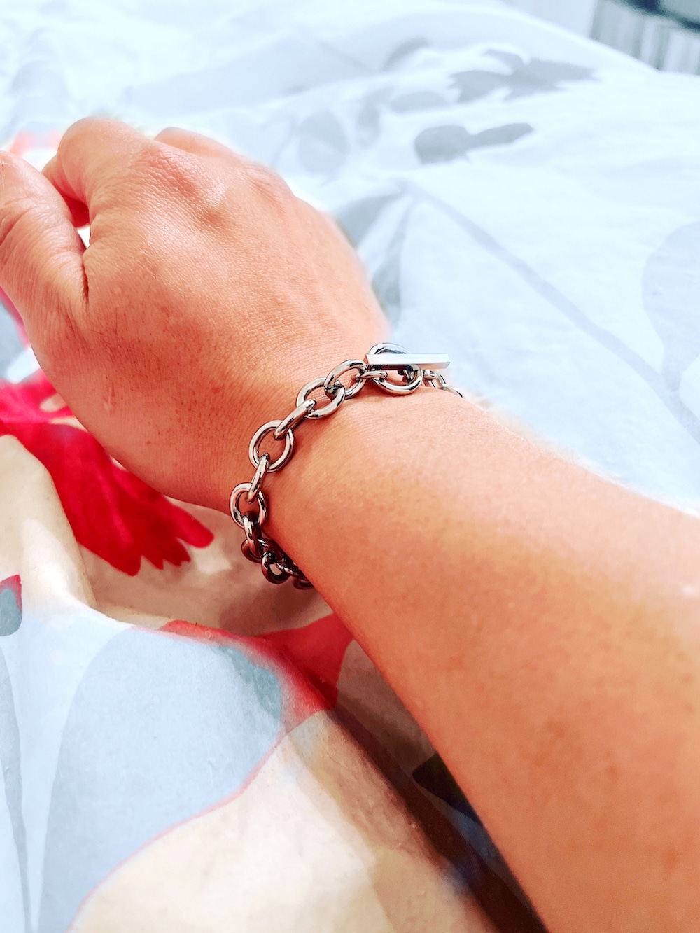 レッド系のTシャツ/カットソーを着用したメンズの冬コーディネートの2枚目の写真