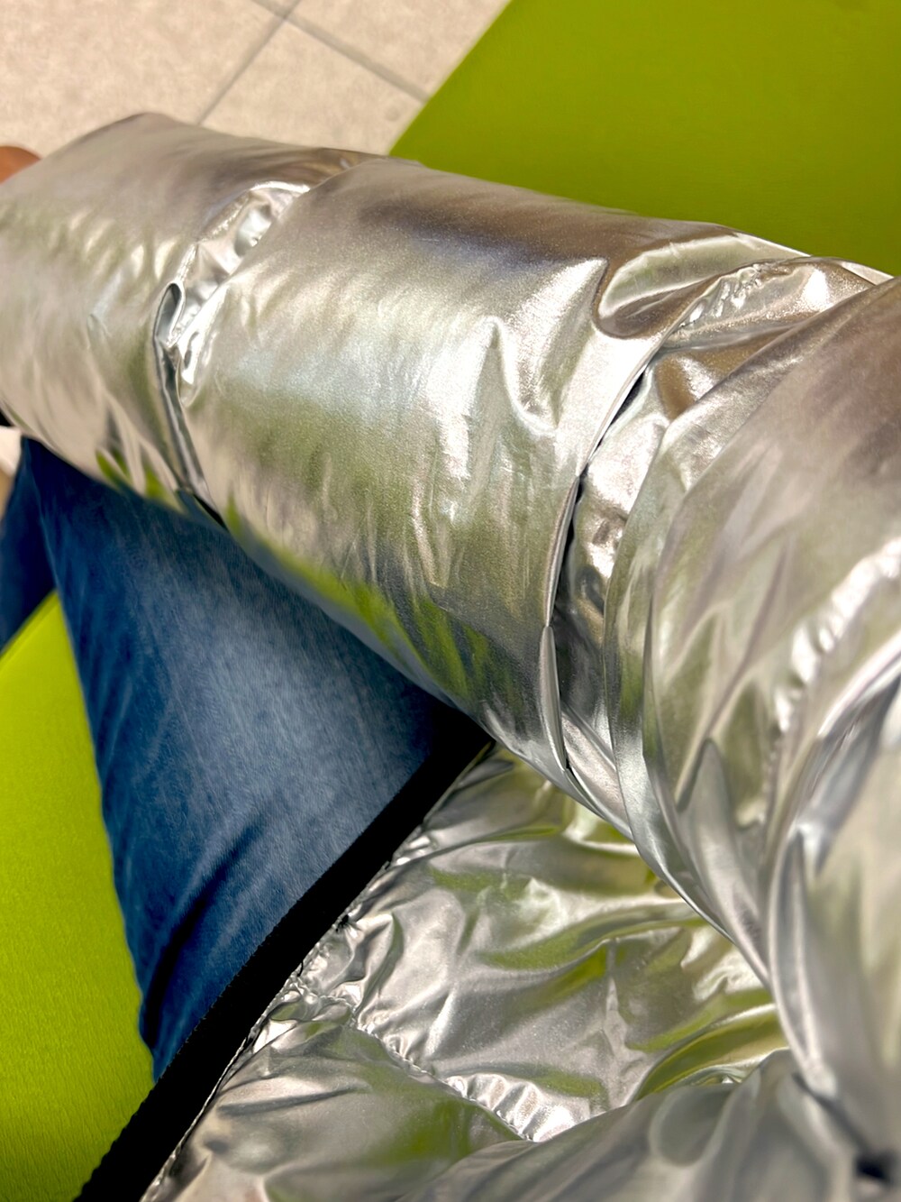 シルバー系のダウンジャケット/コートを着用したメンズの冬コーディネートの2枚目の写真