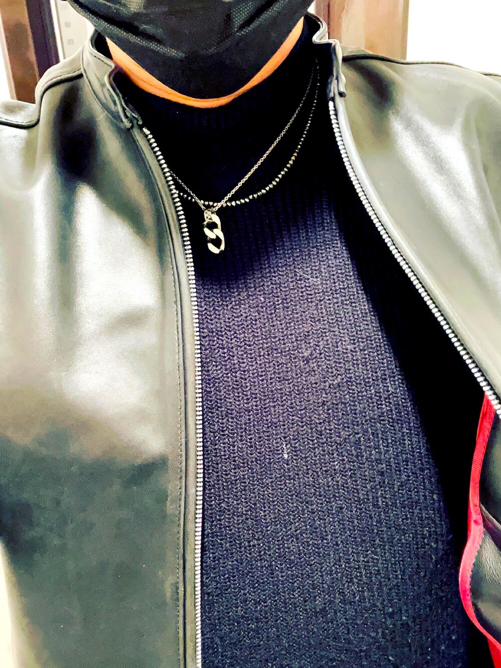 ブルー系のデニムパンツ、ブラック系のライダースジャケットを着用したメンズの春コーディネートの2枚目の写真