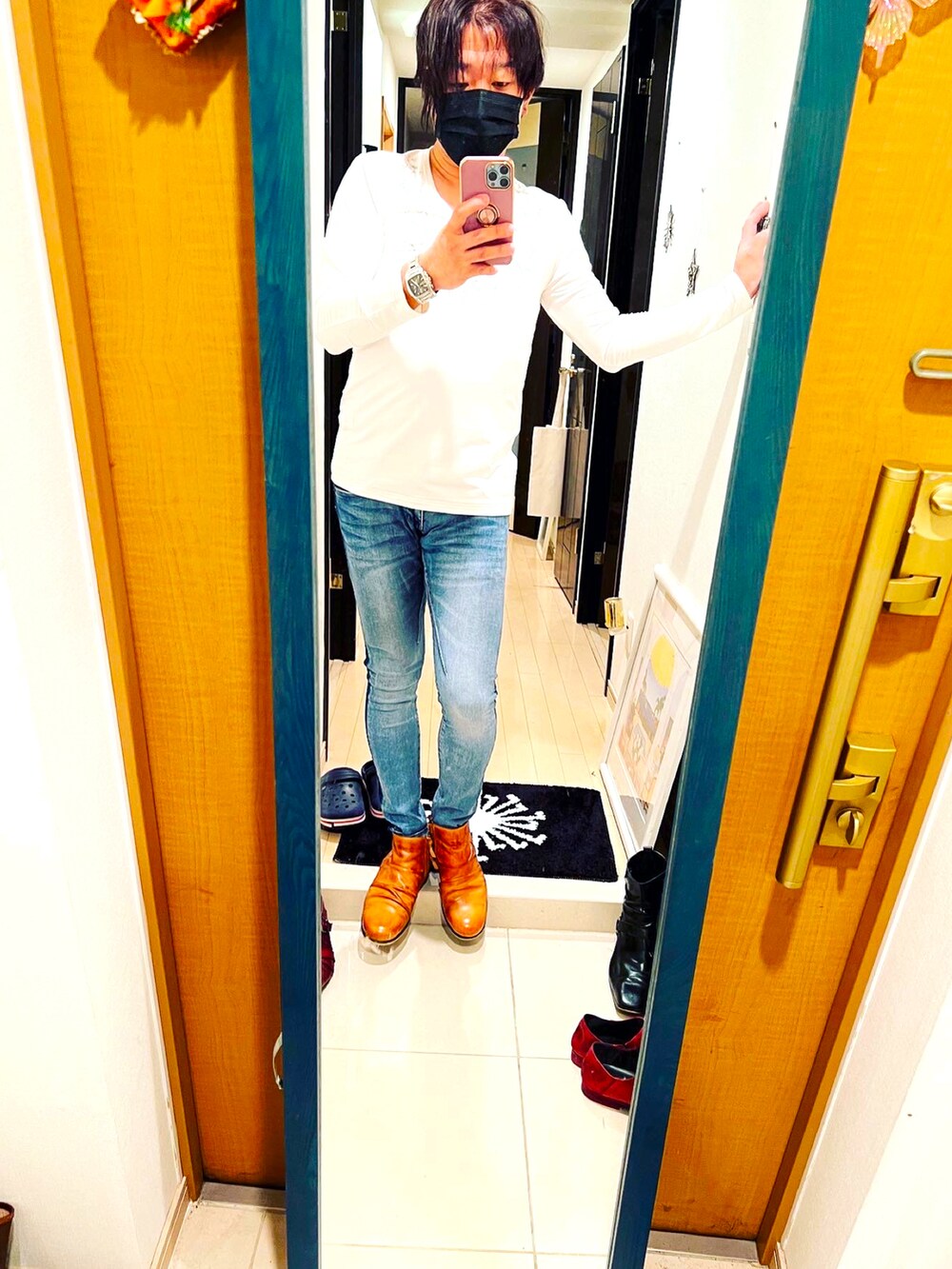 ブルー系のデニムパンツを着用したメンズの春コーディネートの2枚目の写真