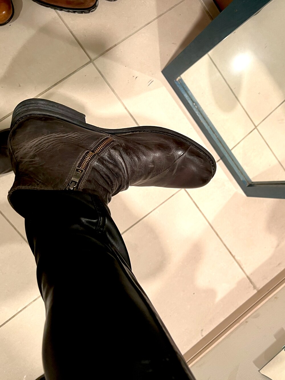 ブルー系のパーカー、ブラック系のその他パンツを着用したメンズの春コーディネートの3枚目の写真